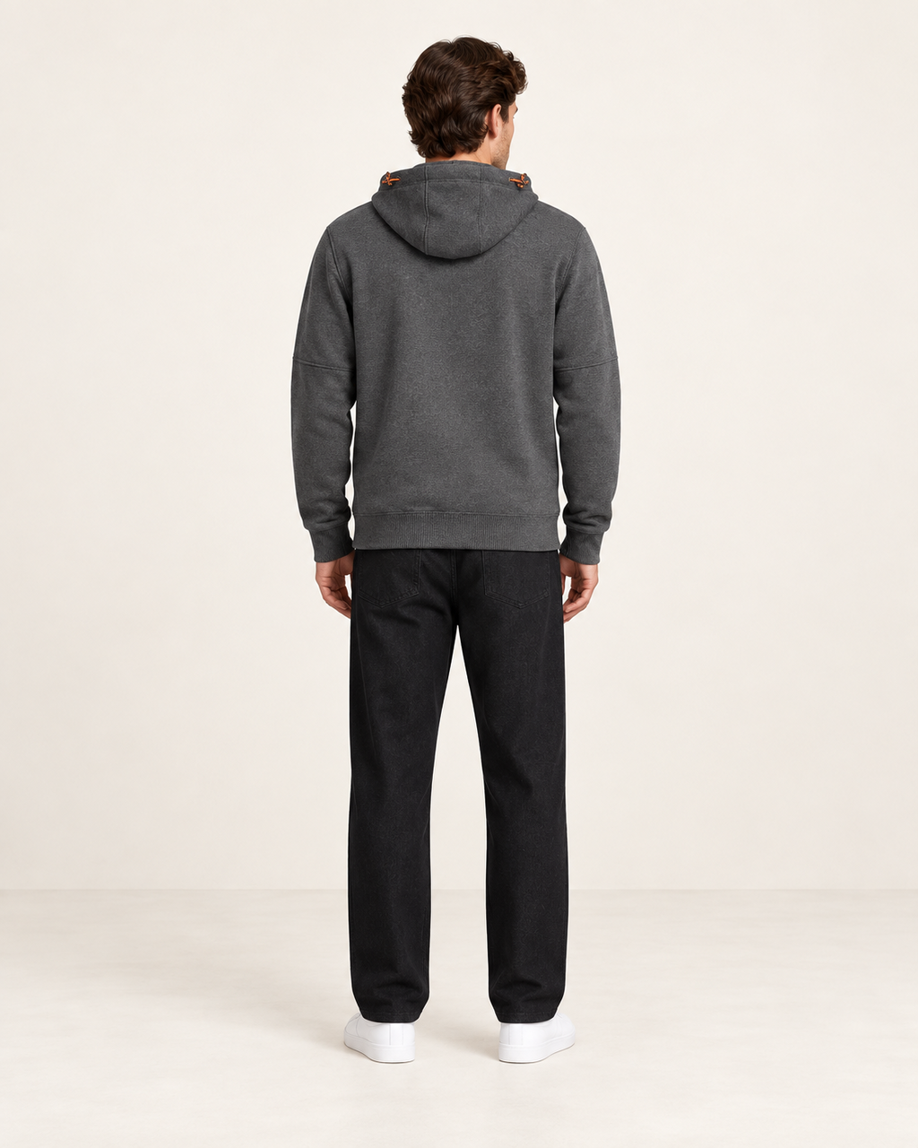 Sweat à capuche doublé polaire Gris foncé, vue dos, dans le studio IVAREE.