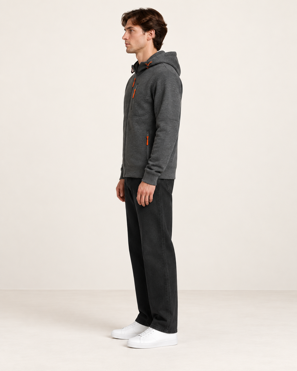 Sweat à capuche doublé polaire Gris foncé, vue profil, dans le studio IVAREE.