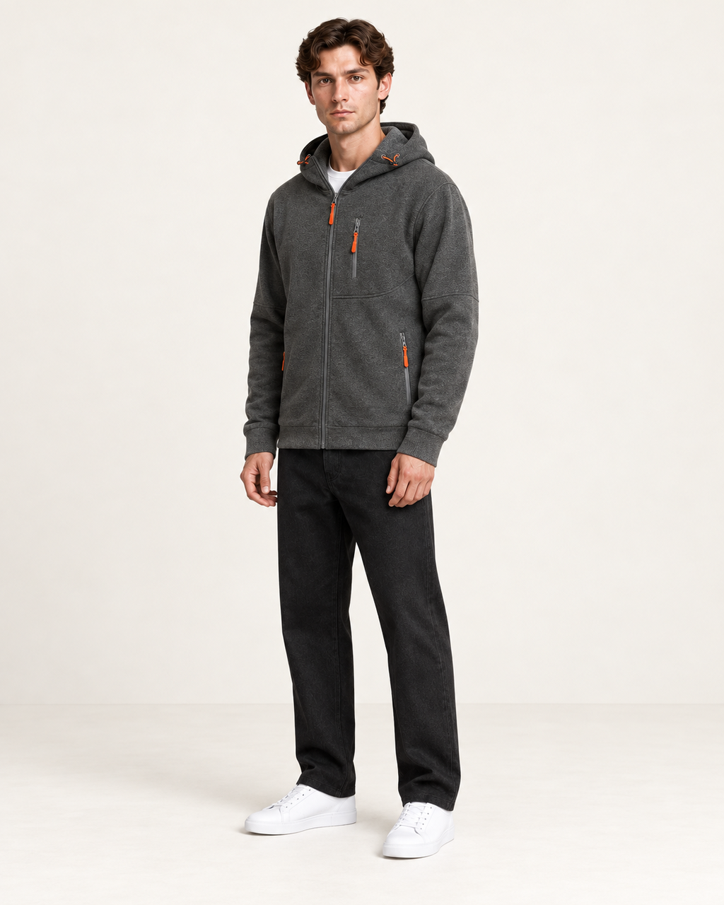 Sweat à capuche doublé polaire Gris foncé, vue trois-quarts, dans le studio IVAREE.