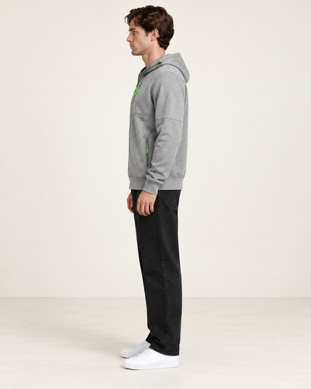 Sweat à capuche doublé polaire Gris, vue profil, dans le studio IVAREE.