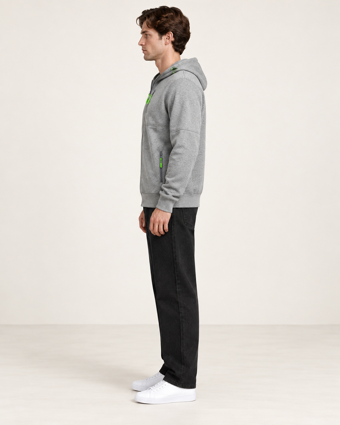 Sweat à capuche doublé polaire Gris, vue profil, dans le studio IVAREE.