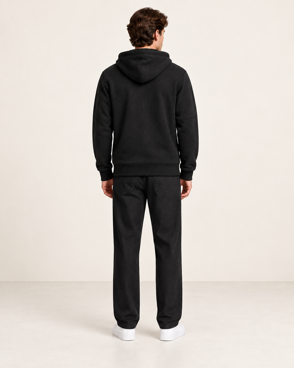 Sweat à capuche doublé polaire Noir, vue dos, dans le studio IVAREE.