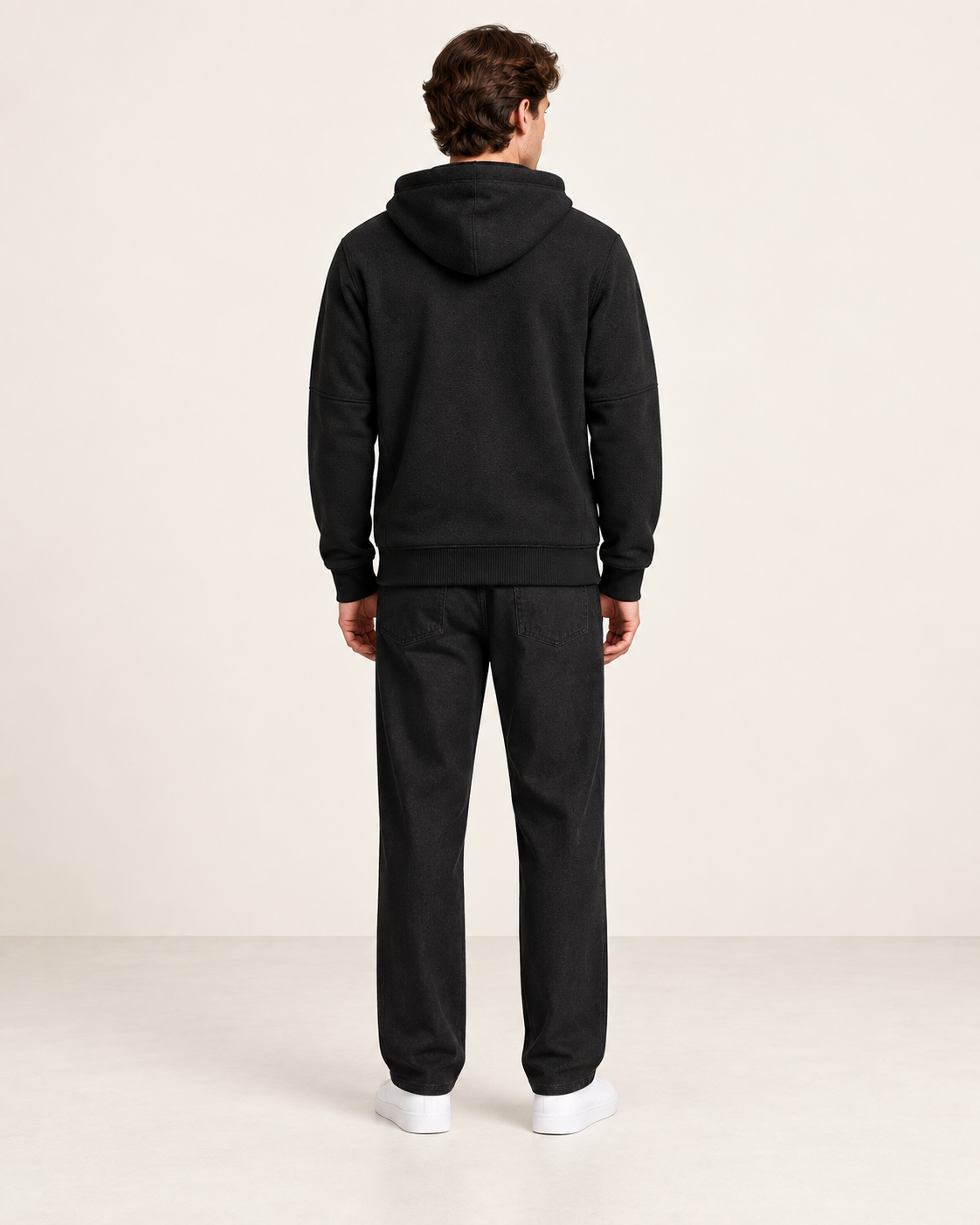 Sweat à capuche doublé polaire Noir, vue dos, dans le studio IVAREE.