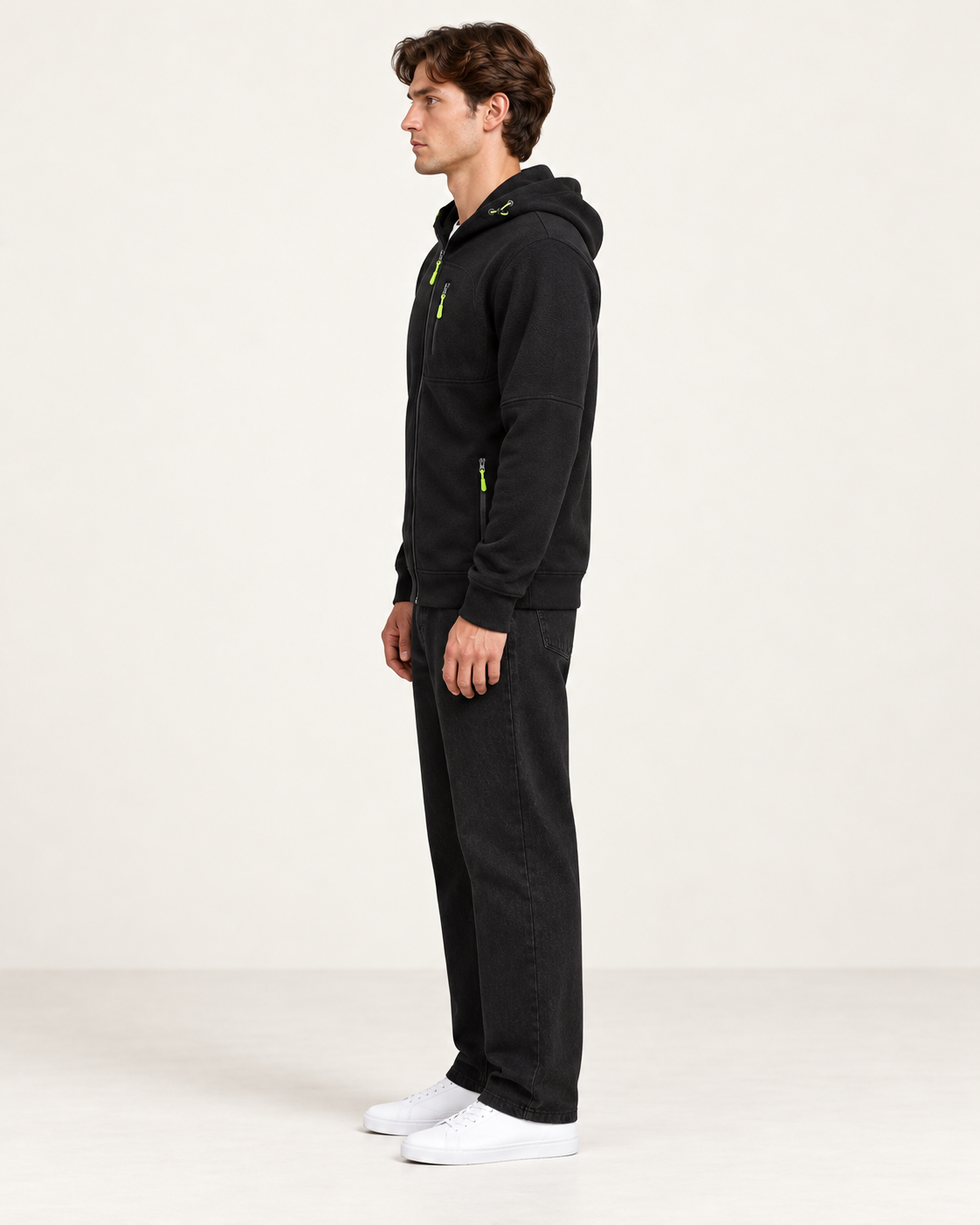 Sweat à capuche doublé polaire Noir, vue profil, dans le studio IVAREE.