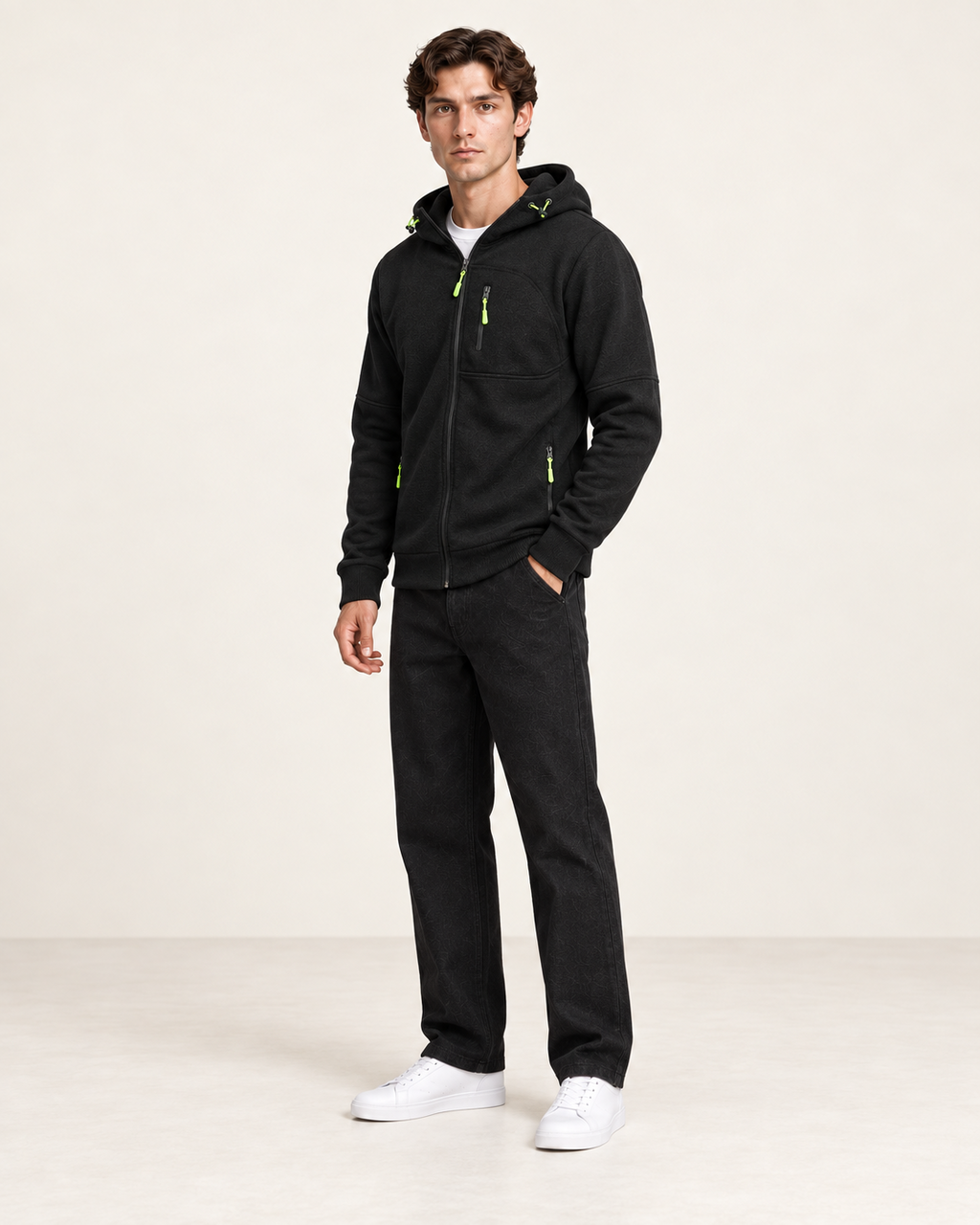Sweat à capuche doublé polaire Noir, vue trois-quarts, dans le studio IVAREE.