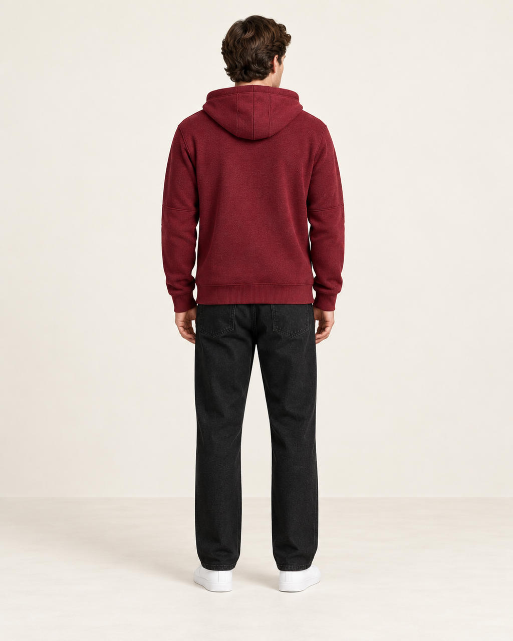Sweat à capuche doublé polaire Rouge, vue dos, dans le studio IVAREE.