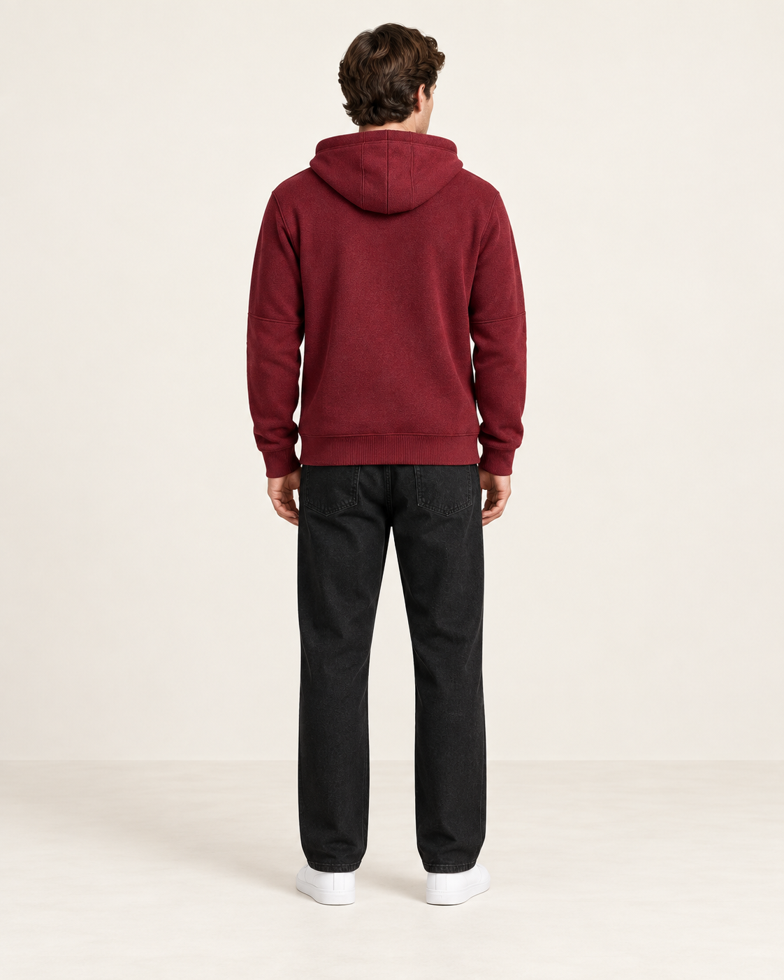 Sweat à capuche doublé polaire Rouge, vue dos, dans le studio IVAREE.