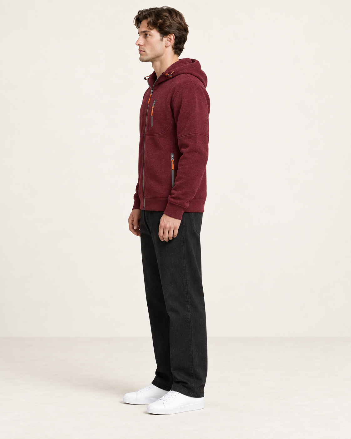 Sweat à capuche doublé polaire Rouge, vue profil, dans le studio IVAREE.
