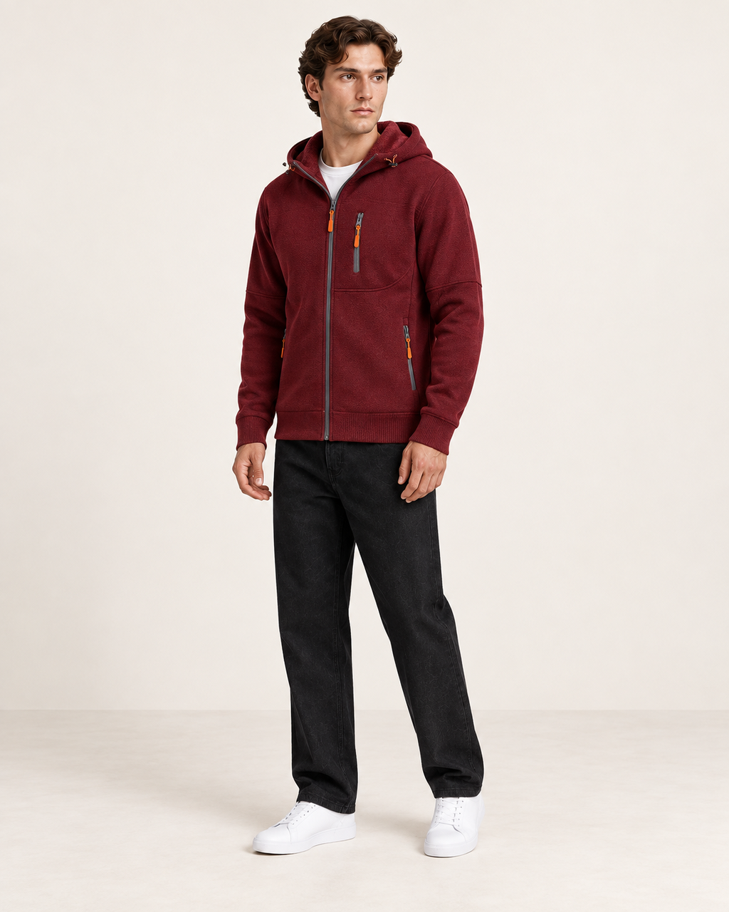 Sweat à capuche doublé polaire Rouge, vue trois-quarts, dans le studio IVAREE.