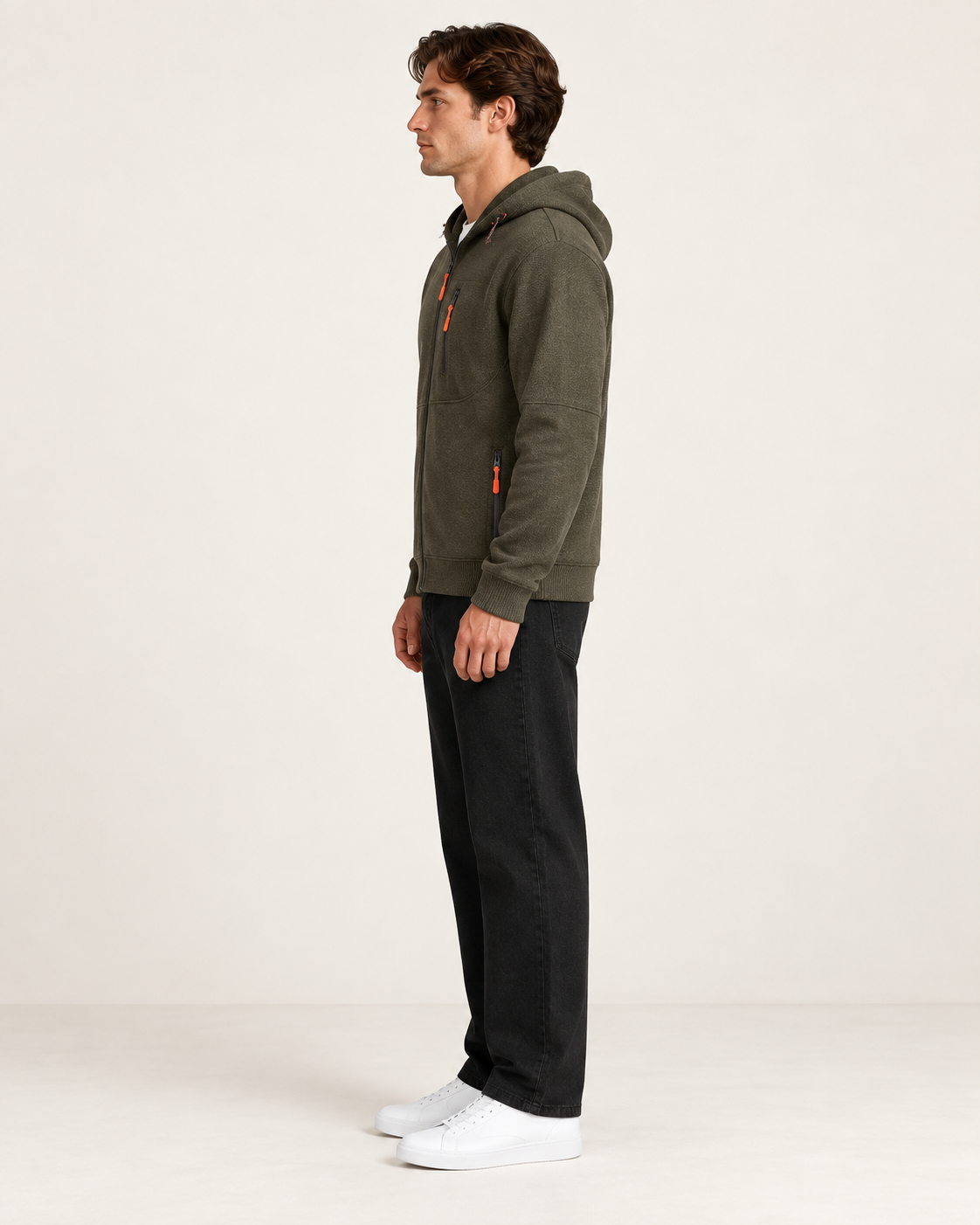 Sweat à capuche doublé polaire Vert, vue profil, dans le studio IVAREE.
