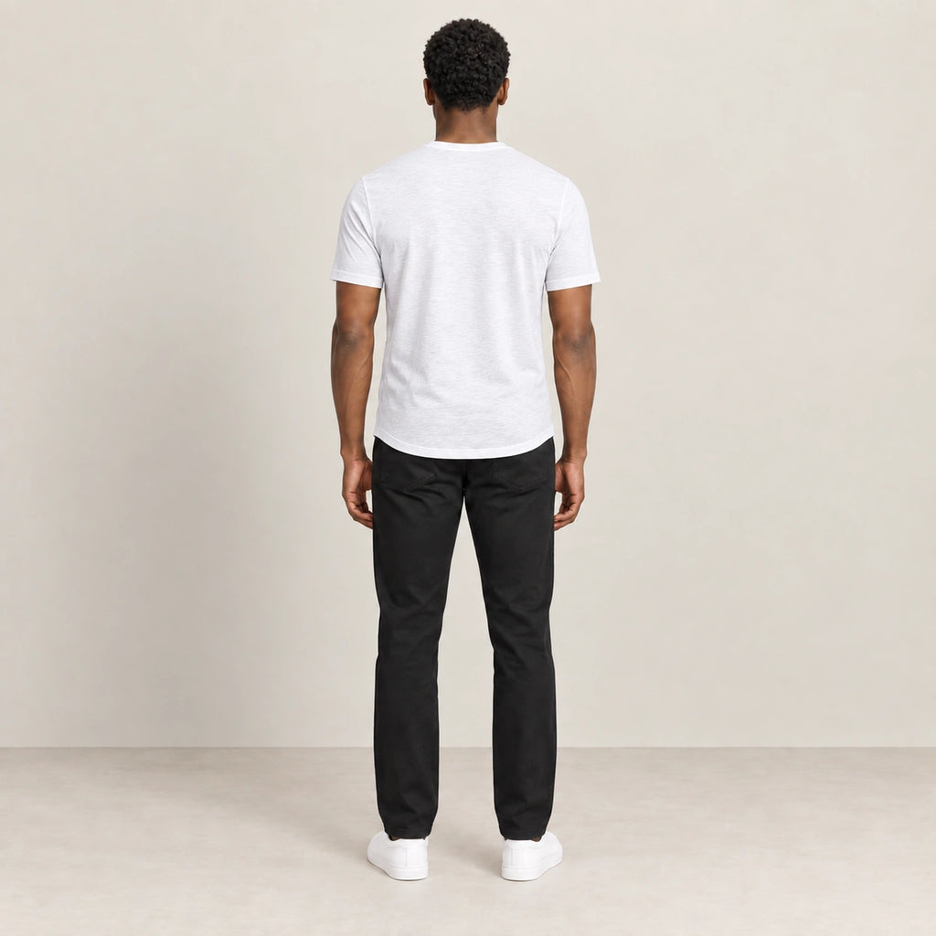 T-shirt blanc à col Henley boutonné, vue de dos dans le studio IVAREE.