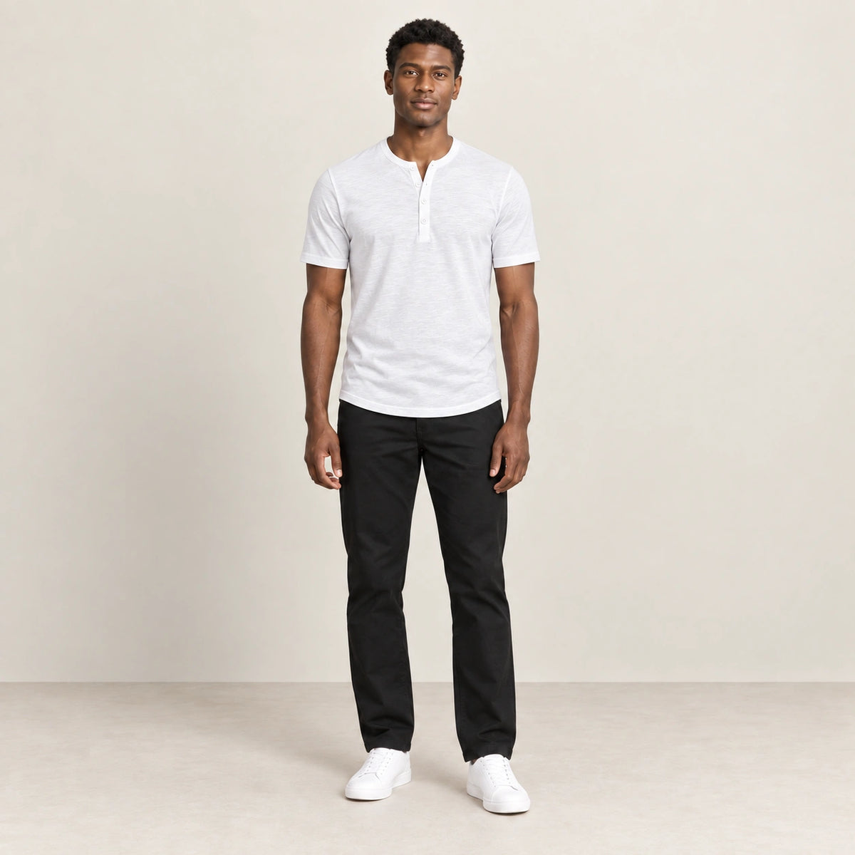 T-shirt blanc à col Henley boutonné, vue de face dans le studio IVAREE.