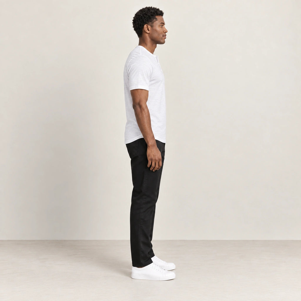 T-shirt blanc à col Henley boutonné, vue de profil dans le studio IVAREE.