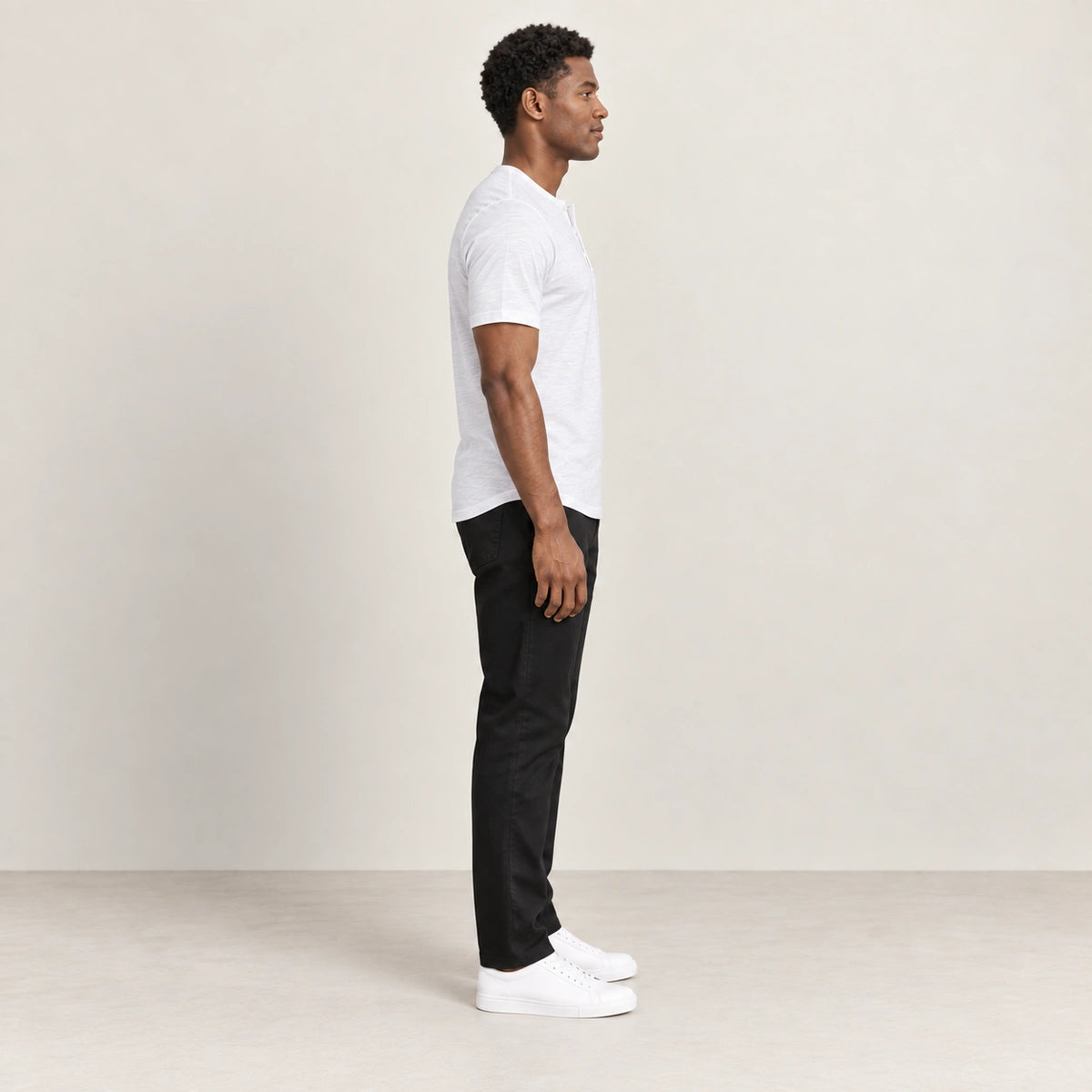 T-shirt blanc à col Henley boutonné, vue de profil dans le studio IVAREE.