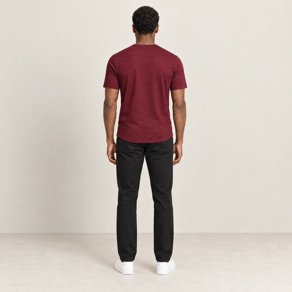 T-shirt bordeaux à col Henley boutonné, vue de dos dans le studio IVAREE.