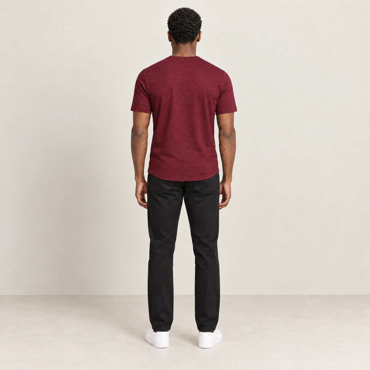 T-shirt bordeaux à col Henley boutonné, vue de dos dans le studio IVAREE.