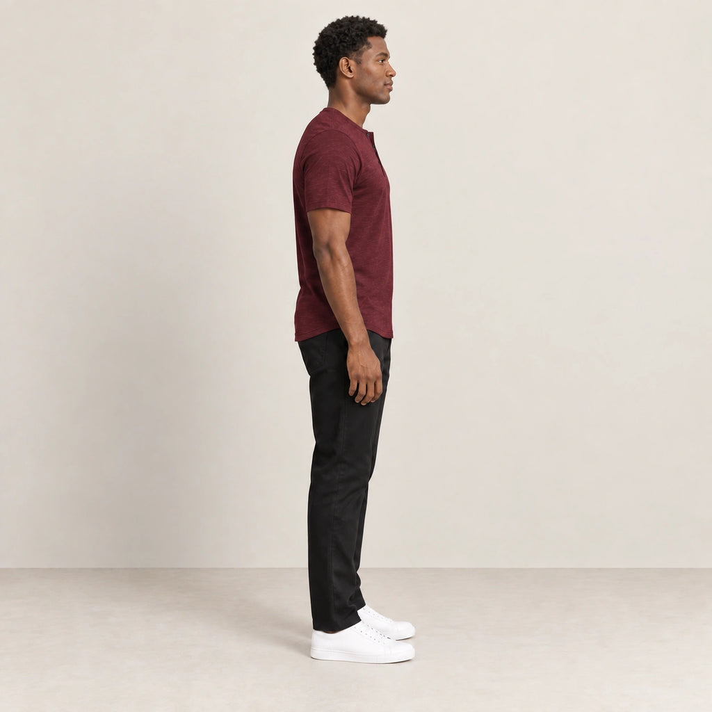 T-shirt bordeaux à col Henley boutonné, vue de profil dans le studio IVAREE.
