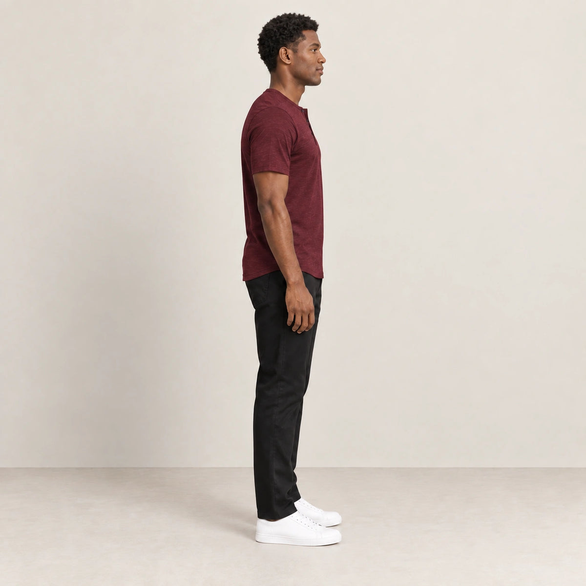 T-shirt bordeaux à col Henley boutonné, vue de profil dans le studio IVAREE.