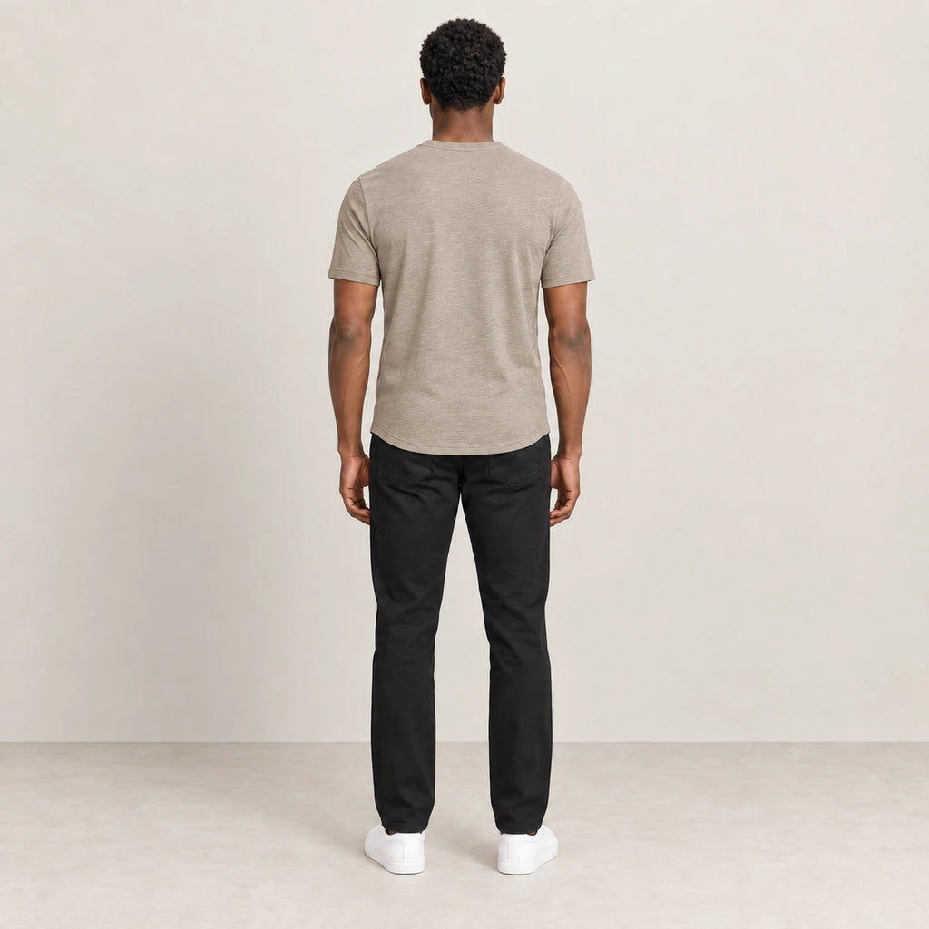 T-shirt kaki à col Henley boutonné, vue de dos dans le studio IVAREE.