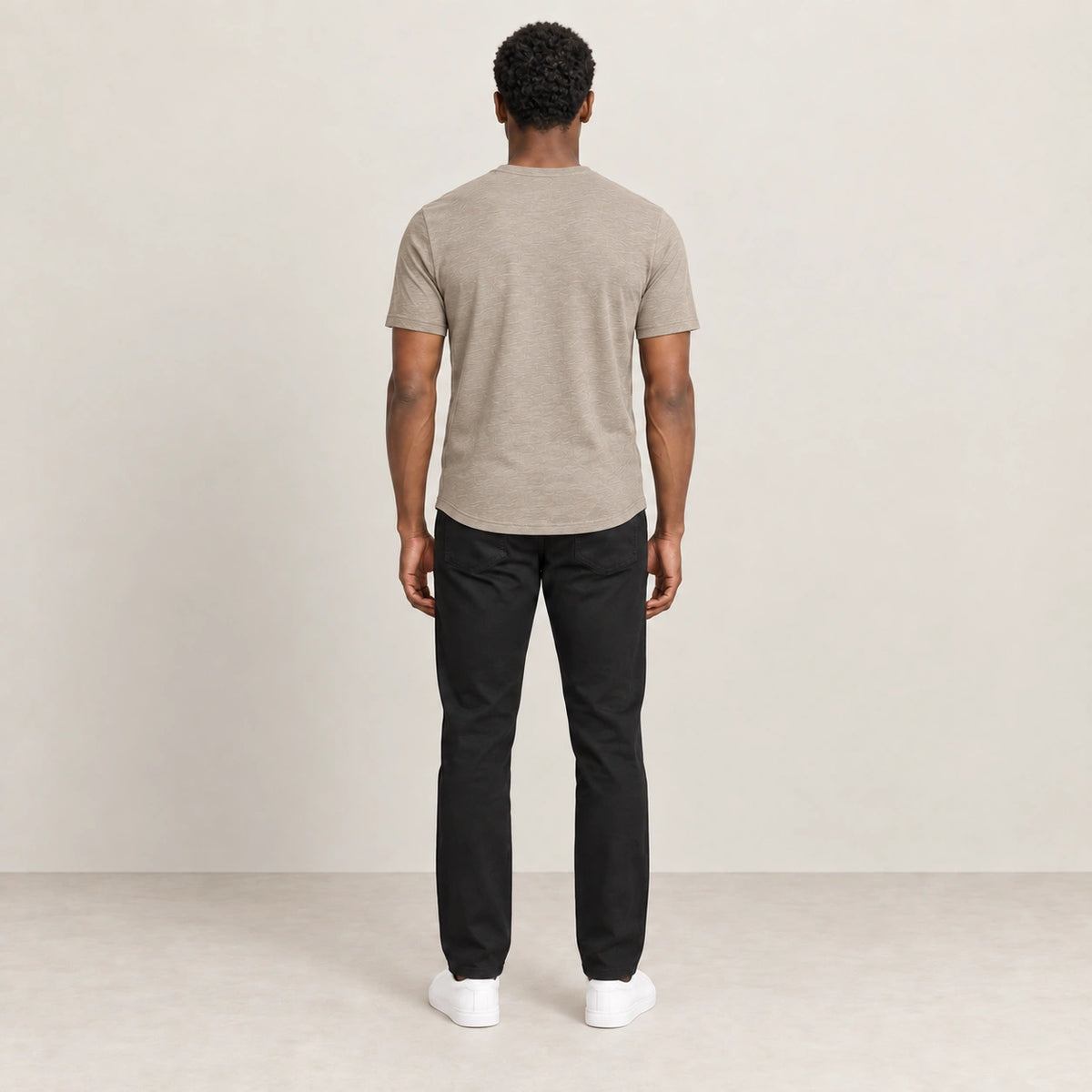 T-shirt kaki à col Henley boutonné, vue de dos dans le studio IVAREE.