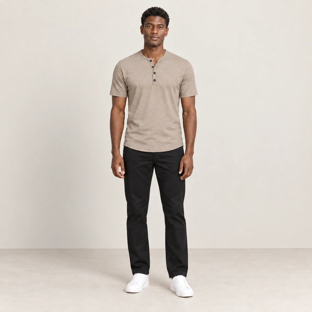 T-shirt kaki à col Henley boutonné, vue de face dans le studio IVAREE.