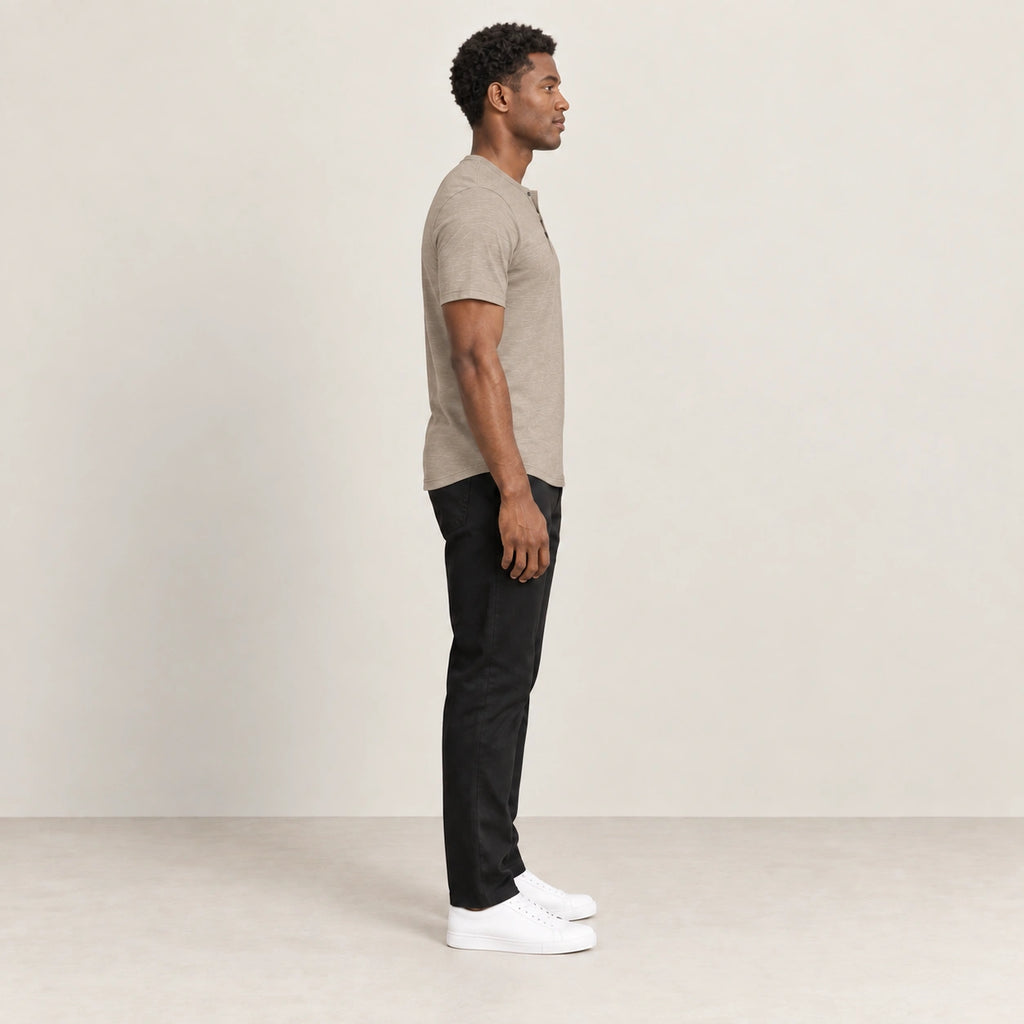 T-shirt kaki à col Henley boutonné, vue de profil dans le studio IVAREE.