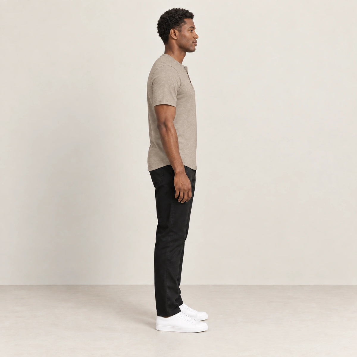 T-shirt kaki à col Henley boutonné, vue de profil dans le studio IVAREE.