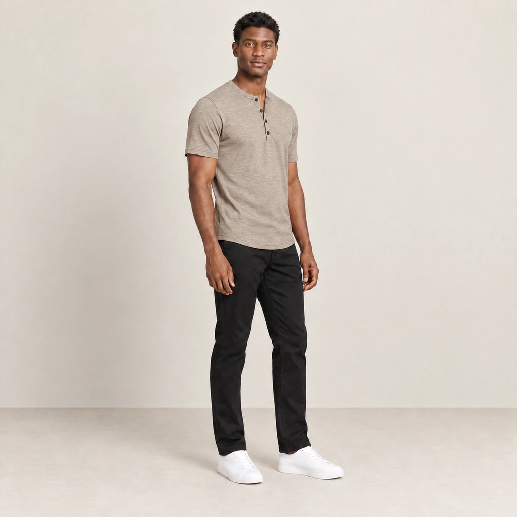T-shirt kaki à col Henley boutonné, porté de trois-quarts dans le studio IVAREE.