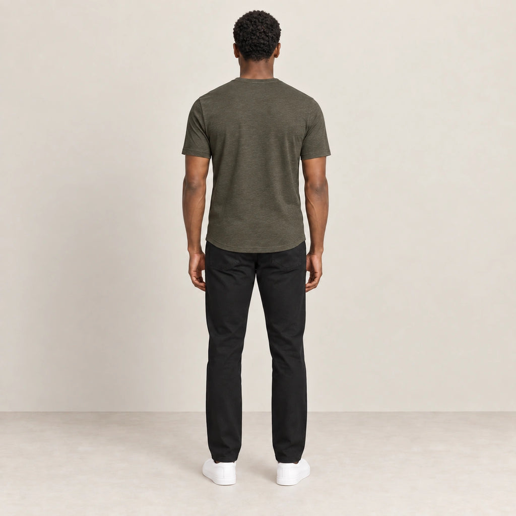 T-shirt vert militaire à col Henley boutonné, vue de dos dans le studio IVAREE.