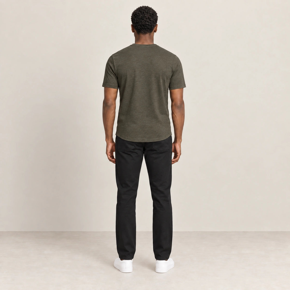 T-shirt vert militaire à col Henley boutonné, vue de dos dans le studio IVAREE.