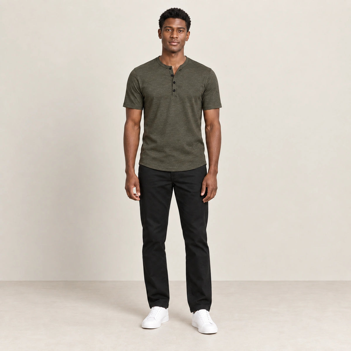 T-shirt vert militaire à col Henley boutonné, vue de face dans le studio IVAREE.