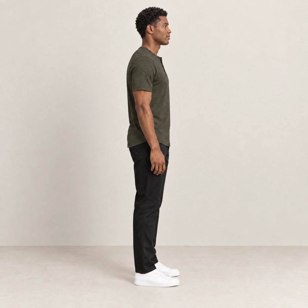 T-shirt vert militaire à col Henley boutonné, vue de profil dans le studio IVAREE.