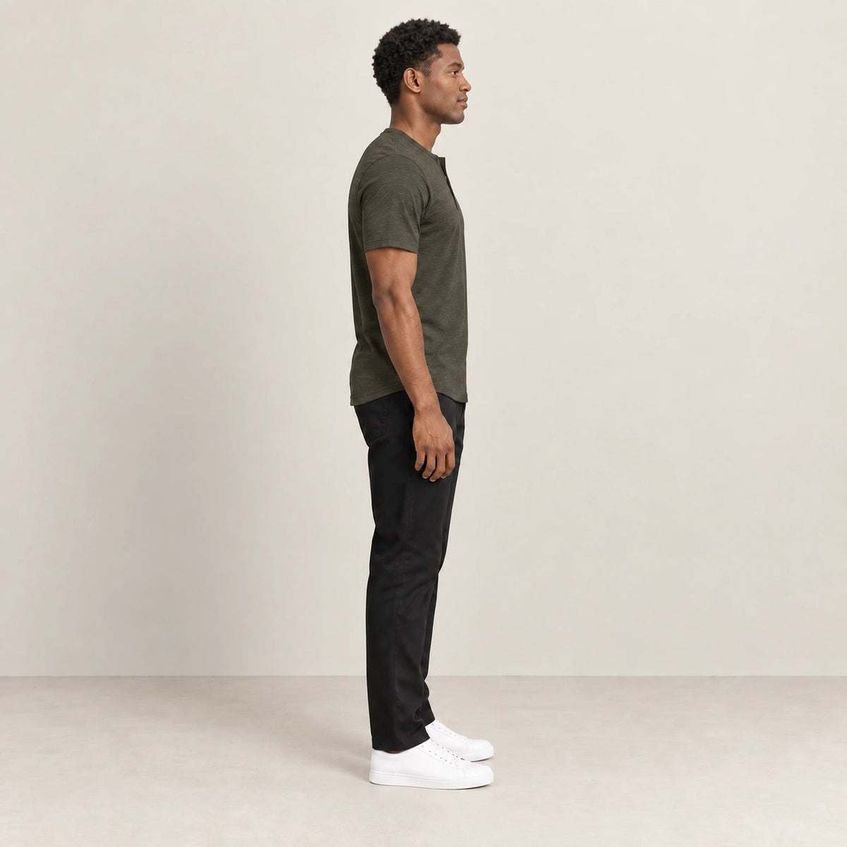 T-shirt vert militaire à col Henley boutonné, vue de profil dans le studio IVAREE.