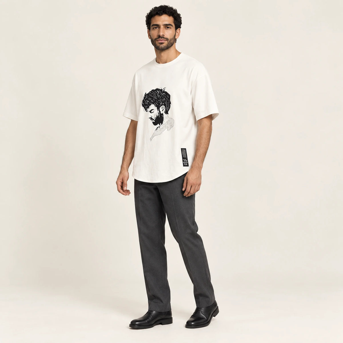 T-shirt col rond casual Blanc/Noir, vue trois-quarts, studio IVAREE