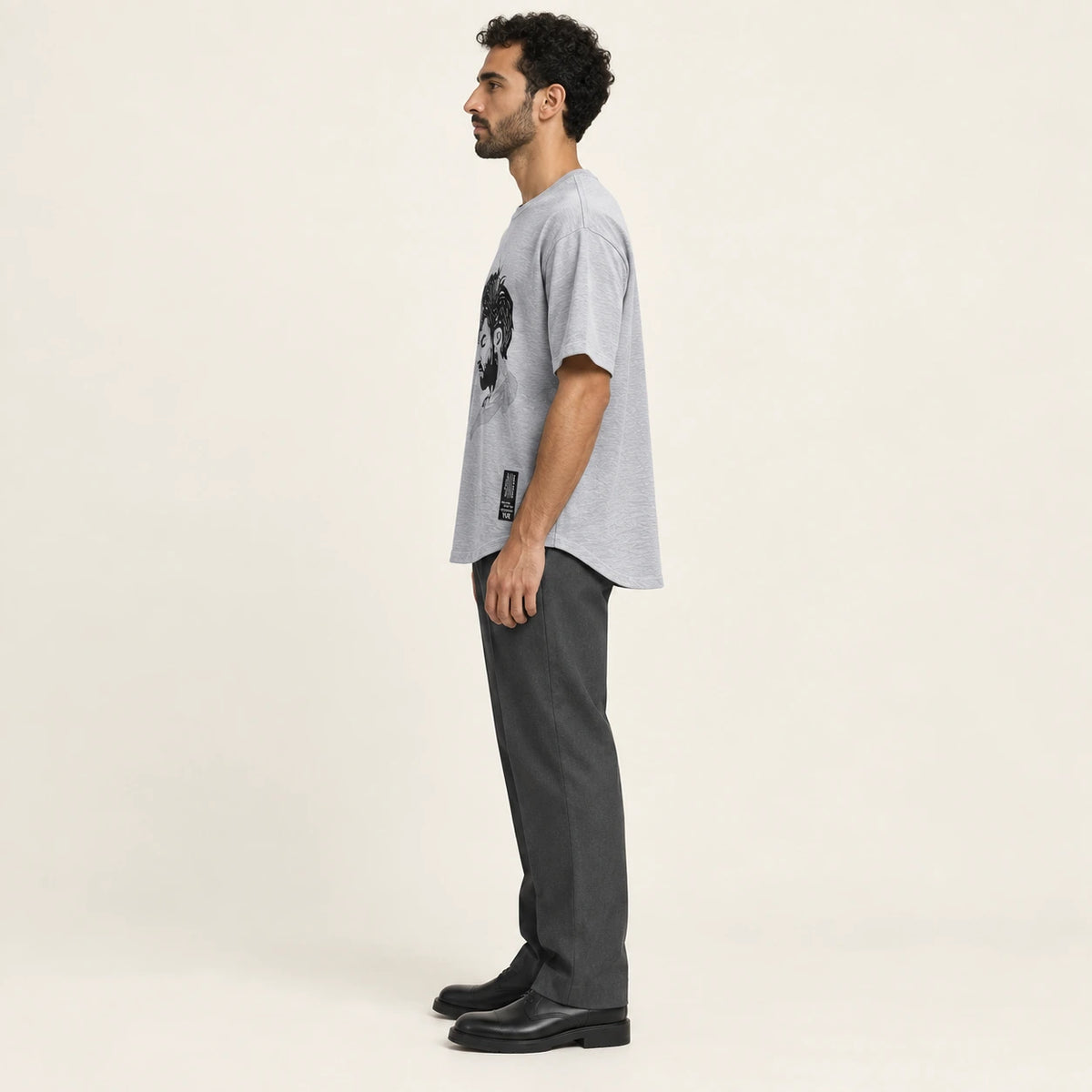 T-shirt col rond casual Gris, vue de profil, studio IVAREE
