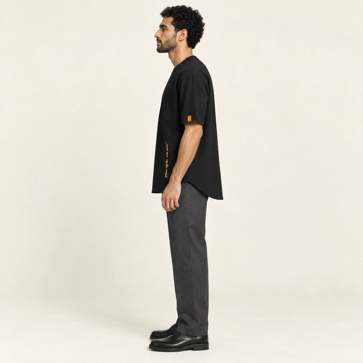 T-shirt col rond casual Noir, vue de profil, studio IVAREE