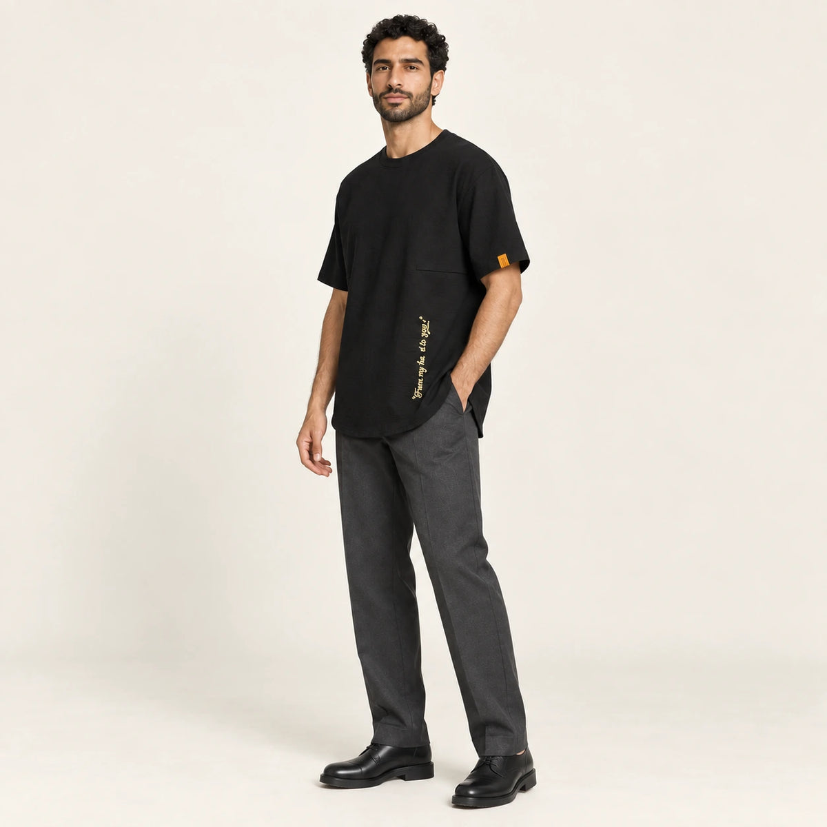 T-shirt col rond casual Noir, vue trois-quarts, studio IVAREE