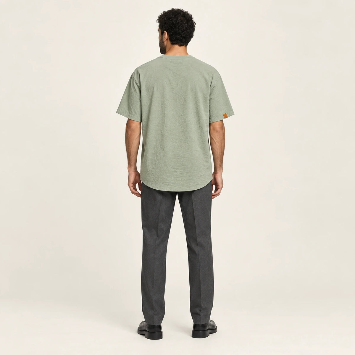 T-shirt col rond casual Vert militaire, vue de dos, studio IVAREE