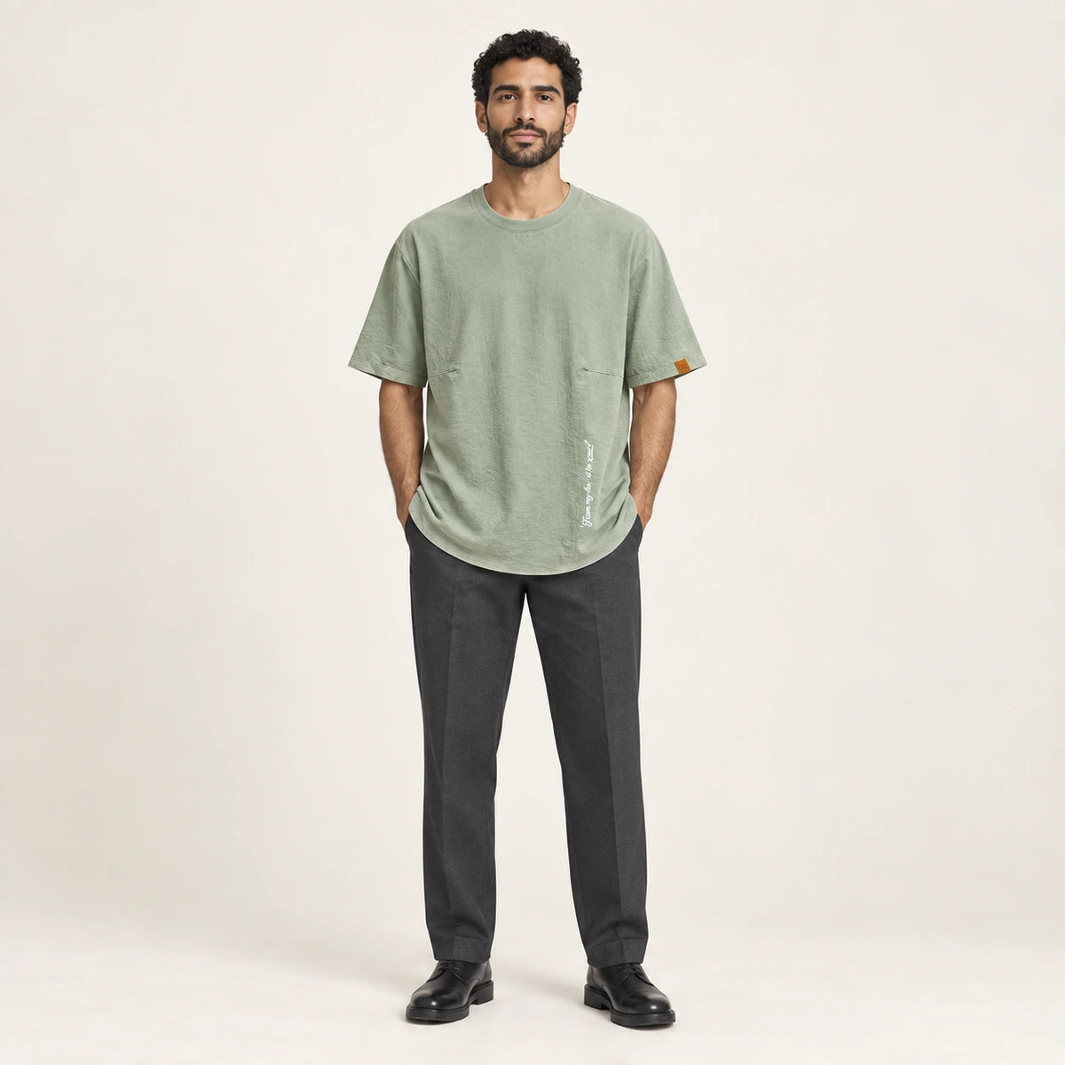 T-shirt col rond casual Vert militaire, vue de face, studio IVAREE