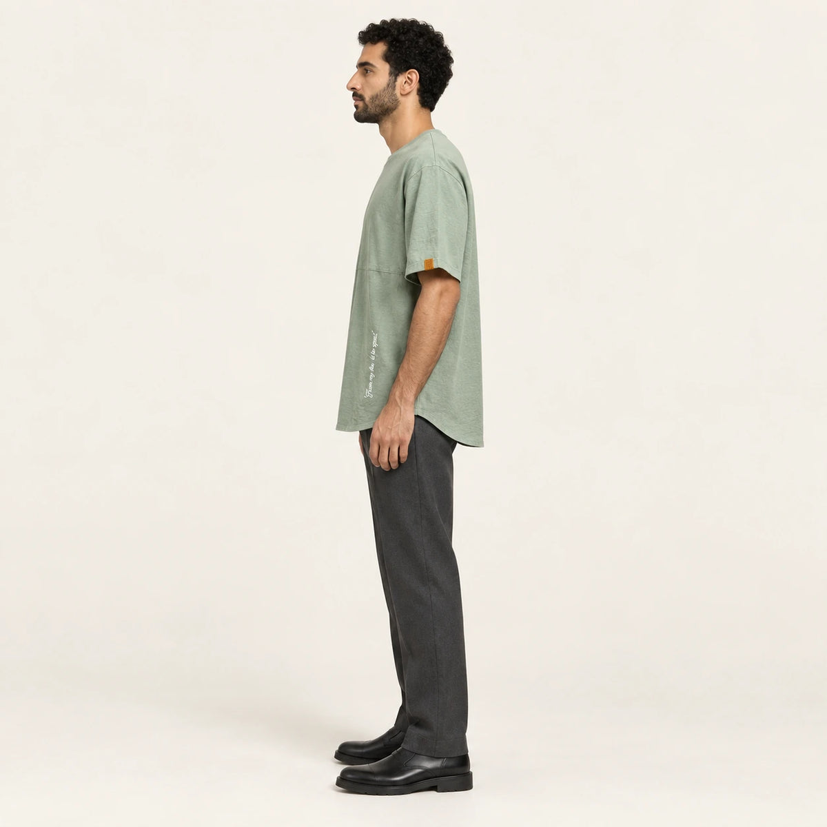 T-shirt col rond casual Vert militaire, vue de profil, studio IVAREE