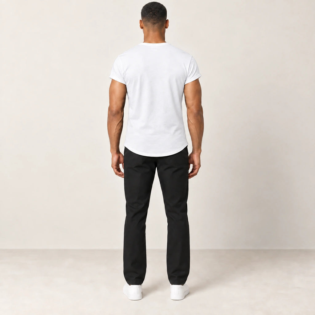 T-shirt en coton blanc à col rond et motif sourire, vue de dos dans le studio IVAREE.