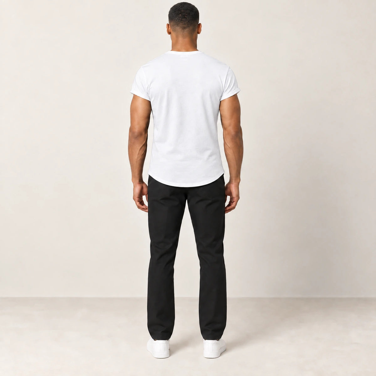 T-shirt en coton blanc à col rond et motif sourire, vue de dos dans le studio IVAREE.