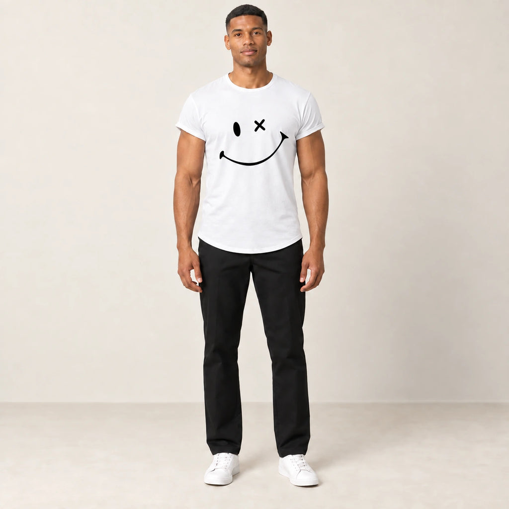 T-shirt en coton blanc à col rond et motif sourire, vue de face dans le studio IVAREE.