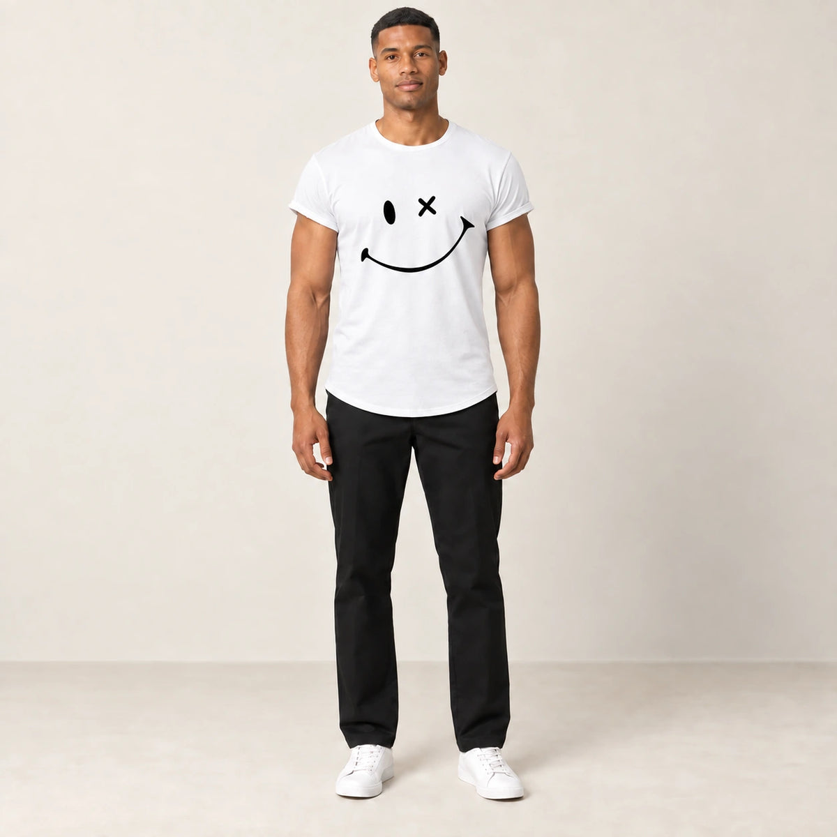 T-shirt en coton blanc à col rond et motif sourire, vue de face dans le studio IVAREE.