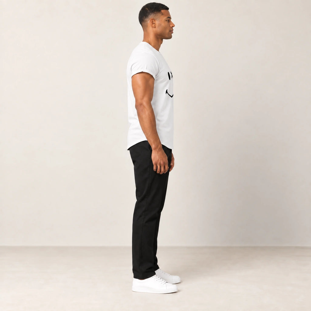 T-shirt en coton blanc à col rond et motif sourire, vue de profil dans le studio IVAREE.