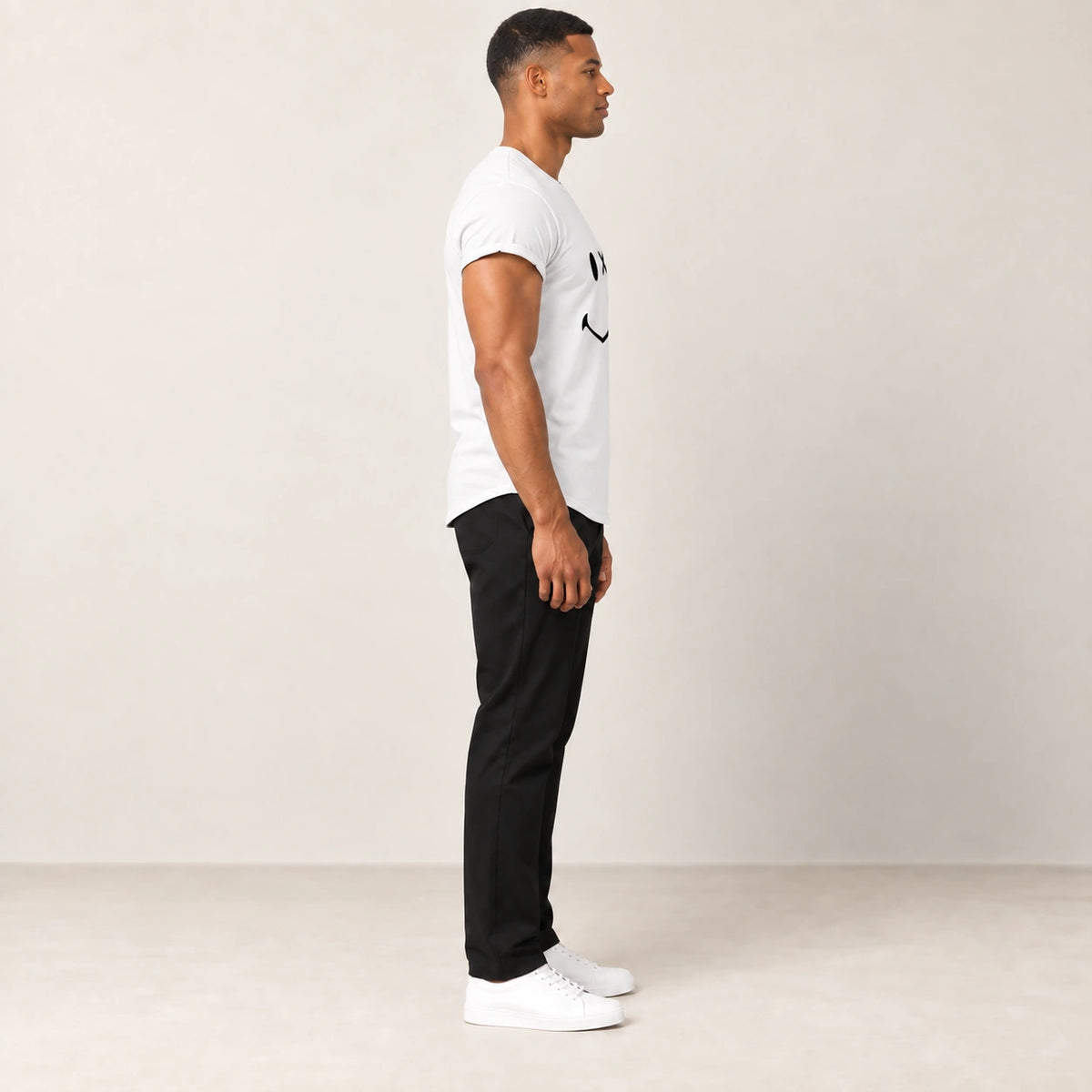 T-shirt en coton blanc à col rond et motif sourire, vue de profil dans le studio IVAREE.