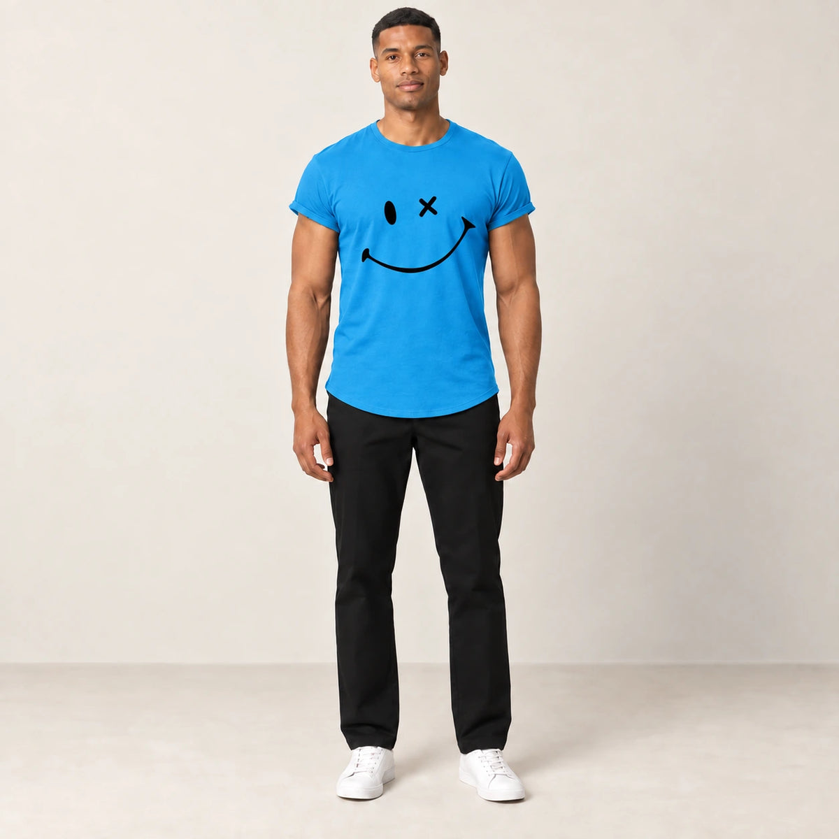 T-shirt en coton bleu à col rond et motif sourire, vue de face dans le studio IVAREE.