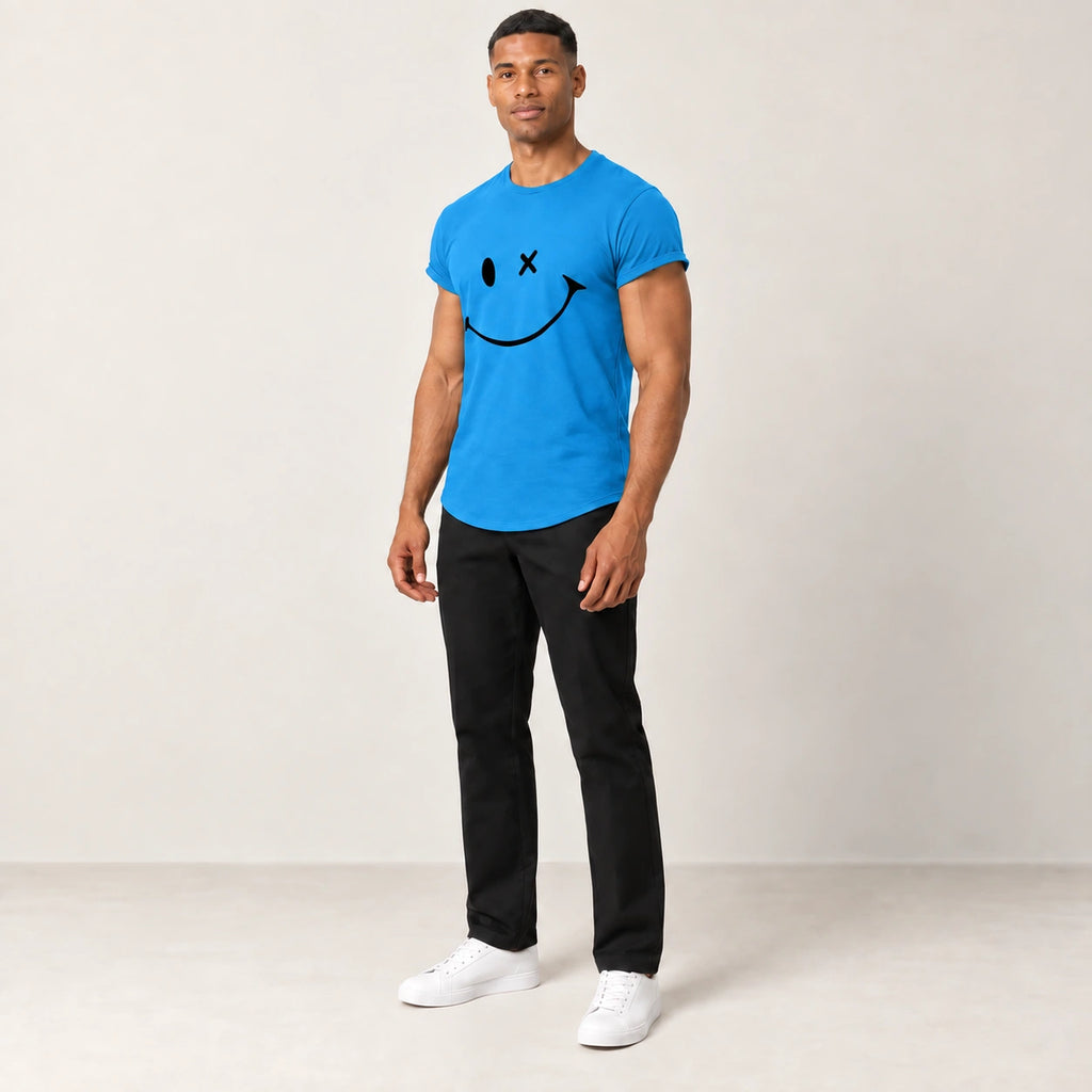 T-shirt en coton bleu à col rond et motif sourire, porté de trois-quarts dans le studio IVAREE.