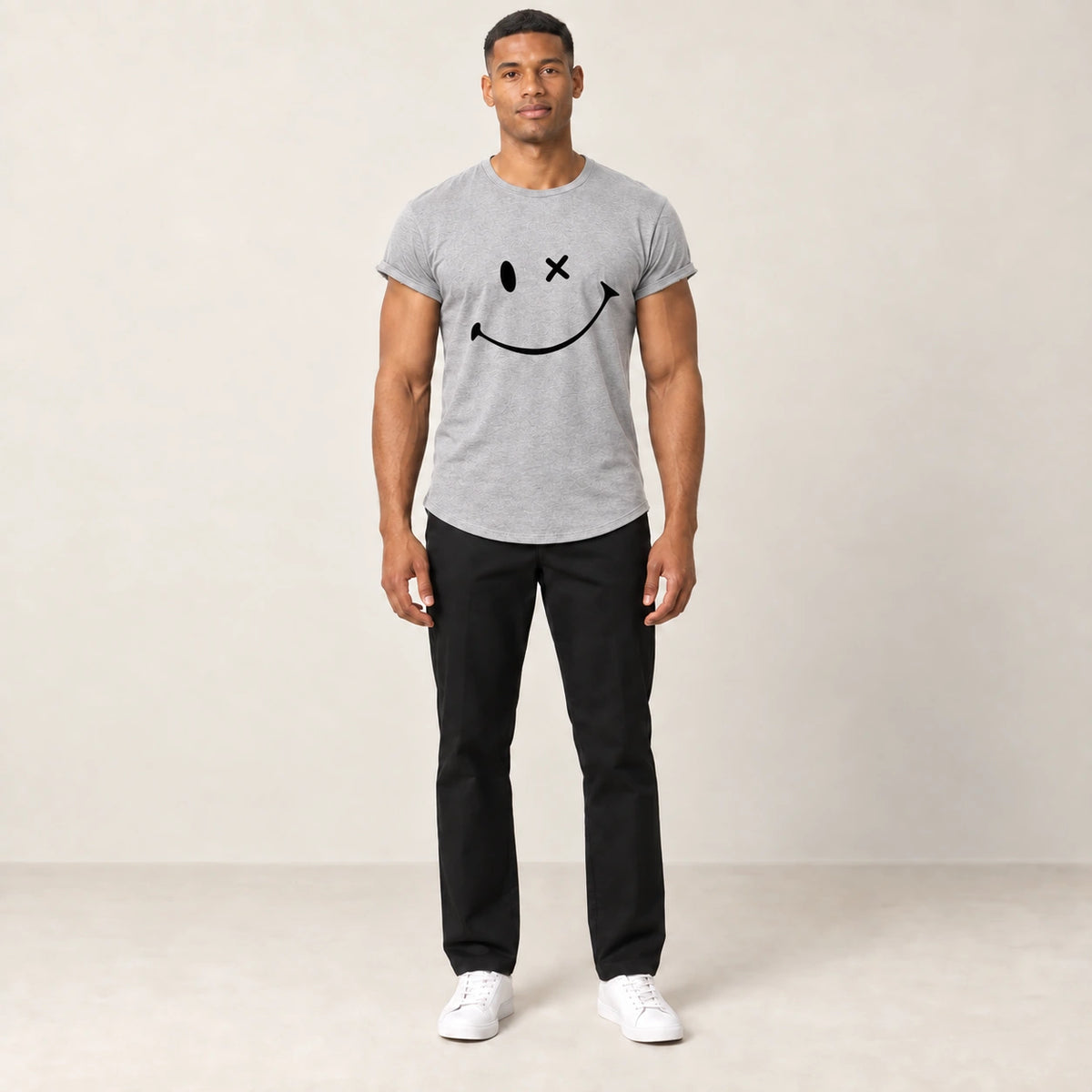 T-shirt en coton gris à col rond et motif sourire, vue de face dans le studio IVAREE.