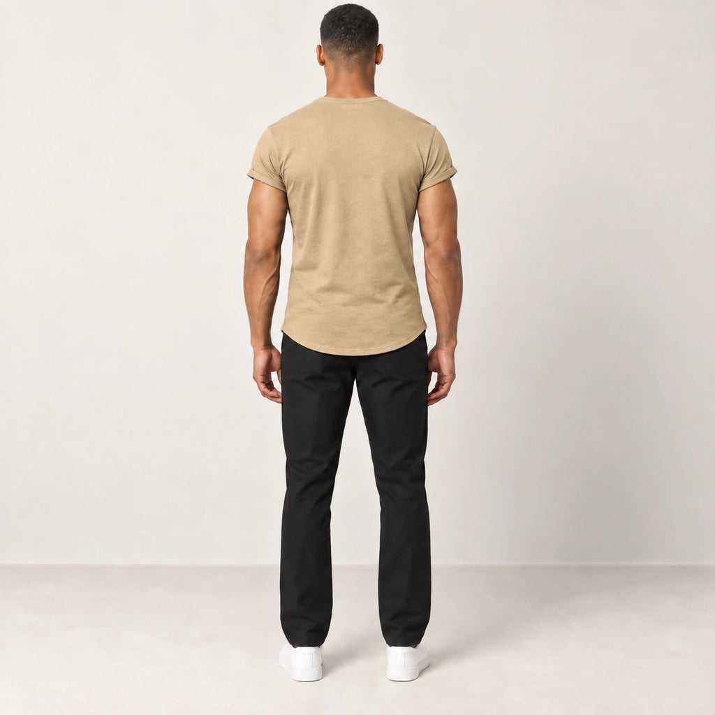 T-shirt en coton kaki à col rond et motif sourire, vue de dos dans le studio IVAREE.